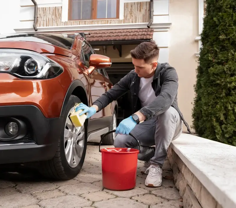Lavage auto à domicile Épaney : professionnel intervenant sur un véhicule